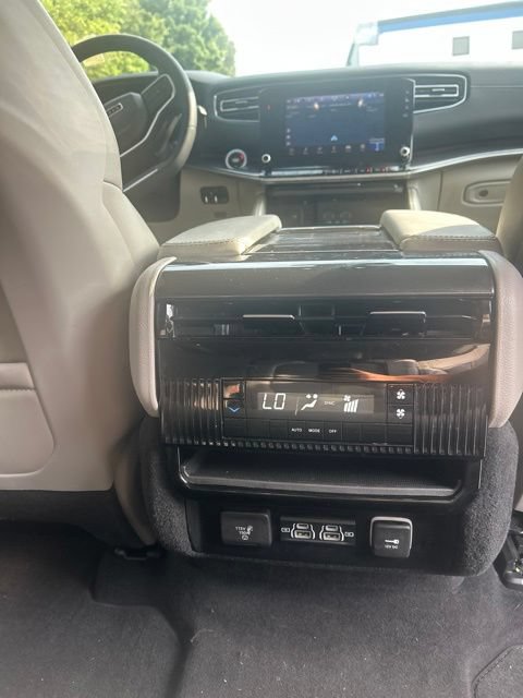 Used 2024 Jeep Wagoneer 4WD w/ Premium Group I image 29