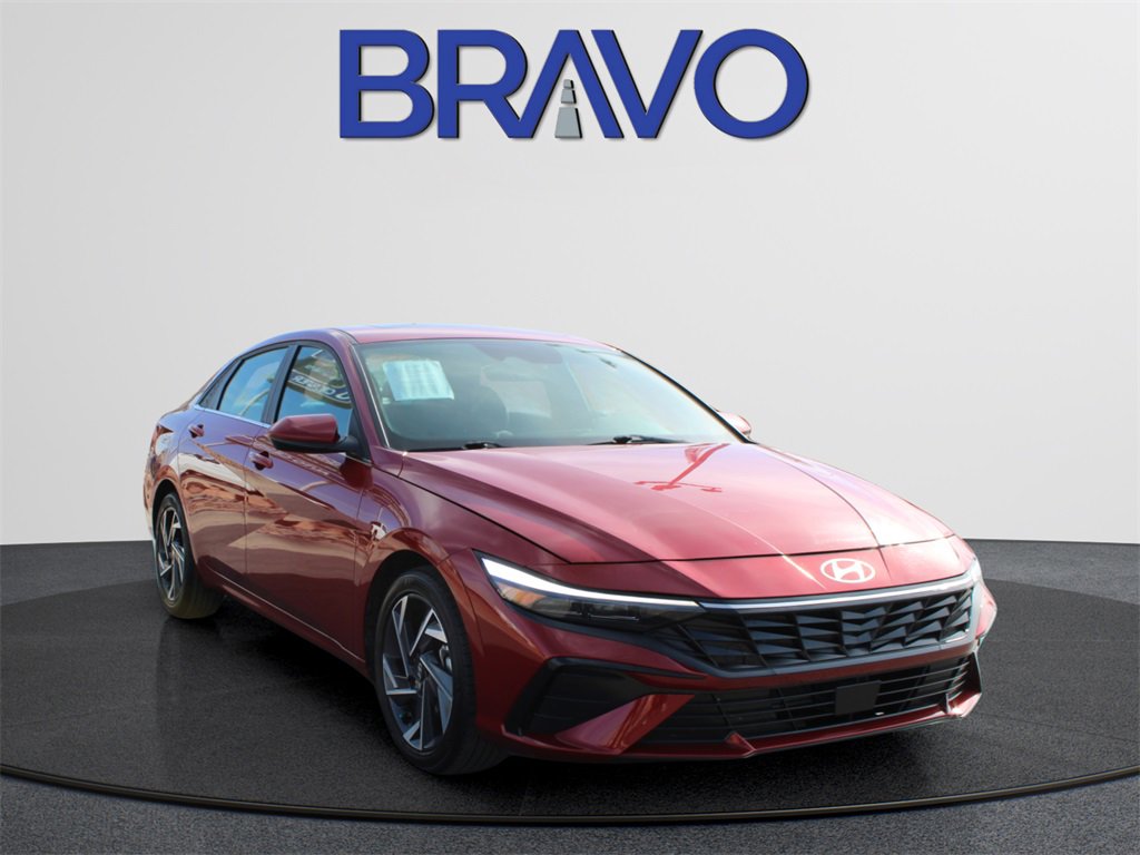 Used 2025 Hyundai Elantra SEL image 3