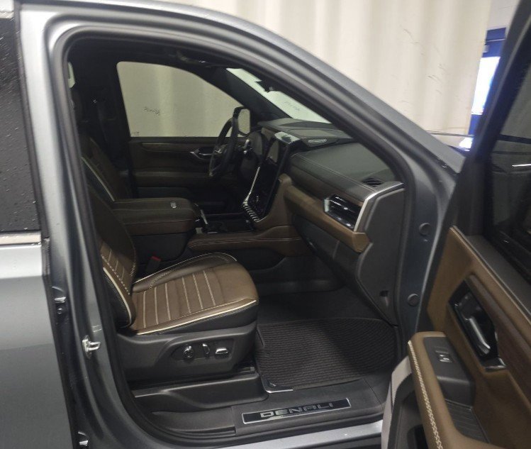 Used 2025 GMC Yukon XL Denali Ultimate image 3