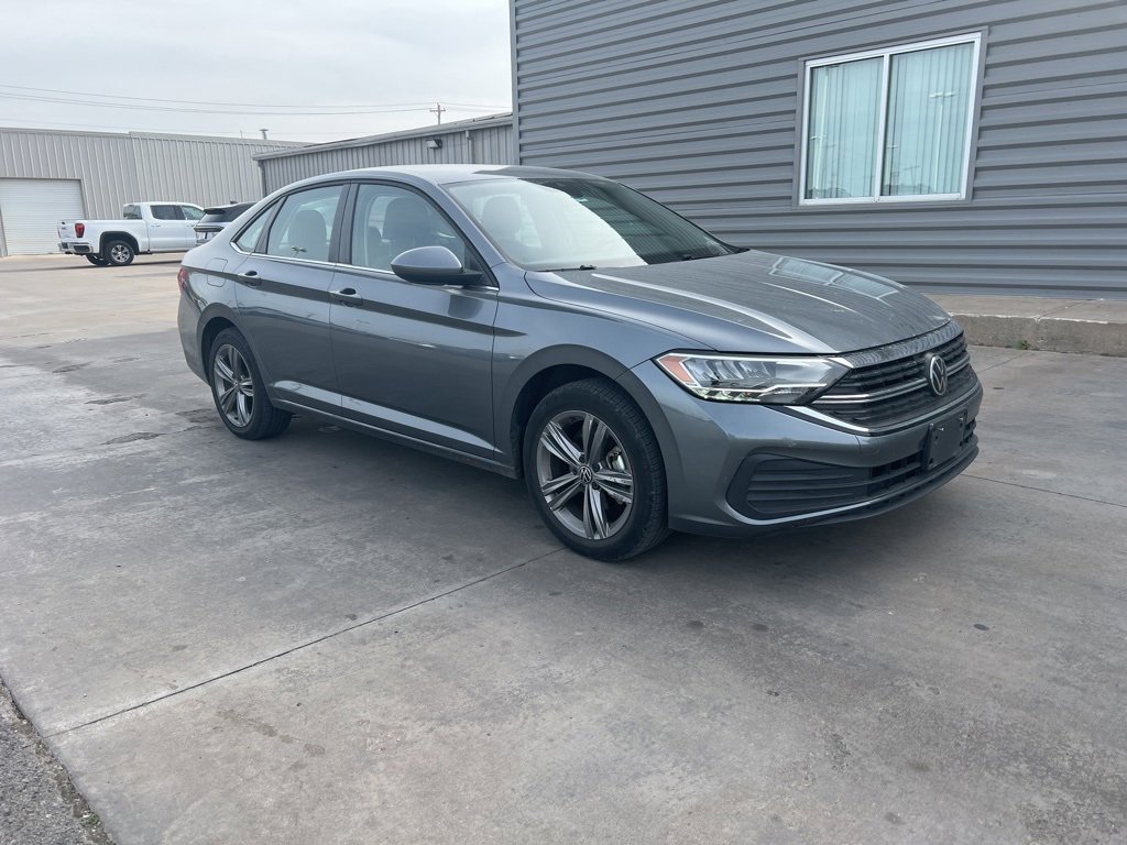 Used 2024 Volkswagen Jetta SE image 3