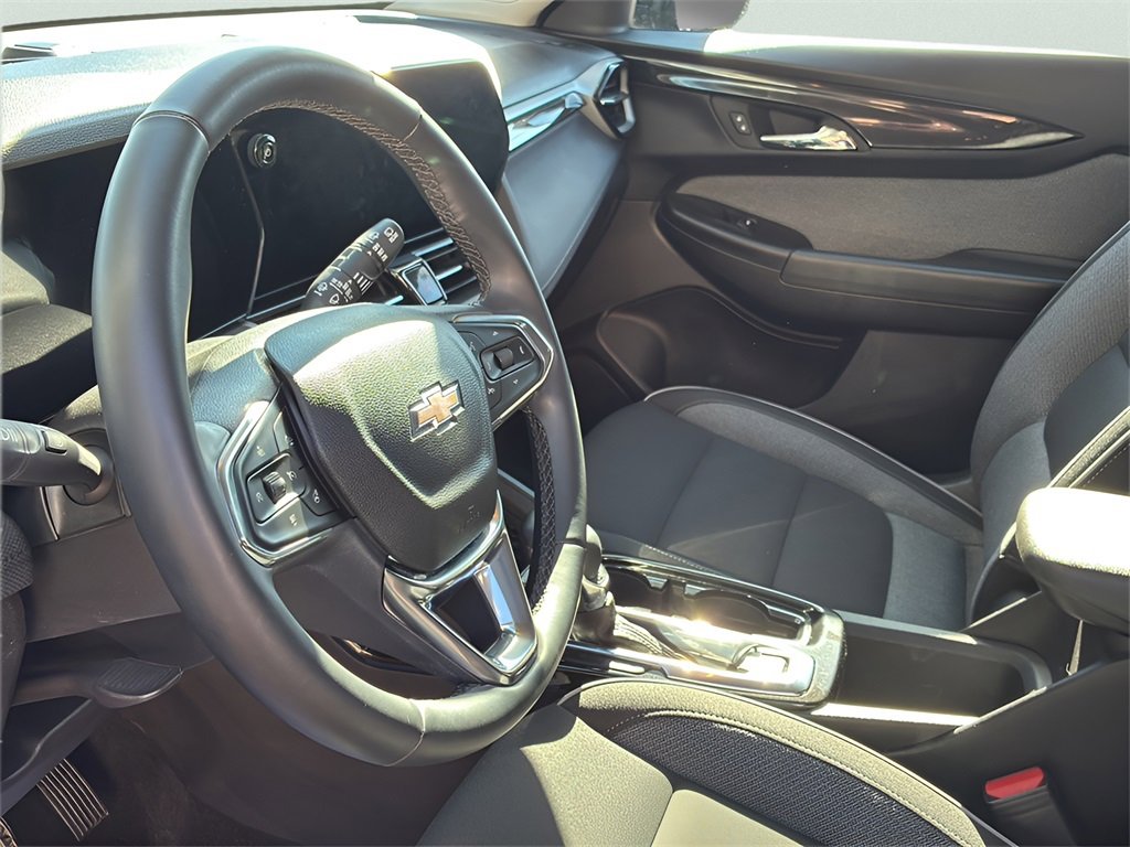 Used 2025 Chevrolet TrailBlazer LT w/ LT Cold Weather Package image 16