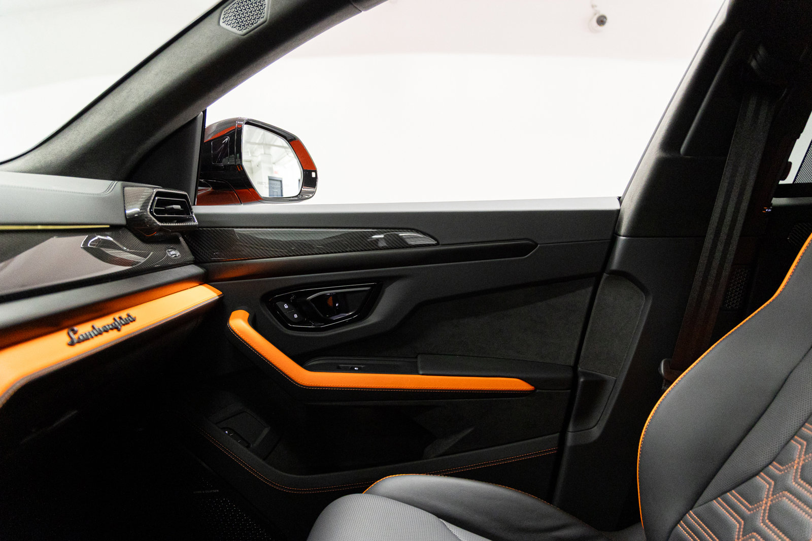 Used 2025 Lamborghini Urus SE image 27