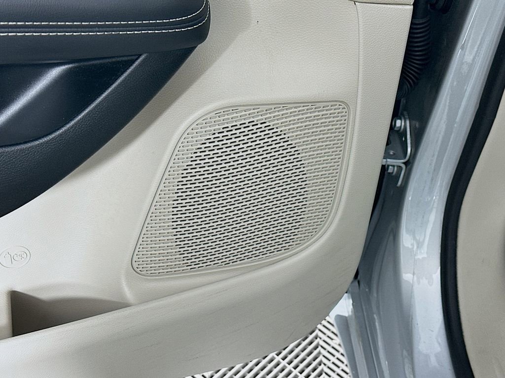 Certified 2024 Chrysler Pacifica Touring-L image 28