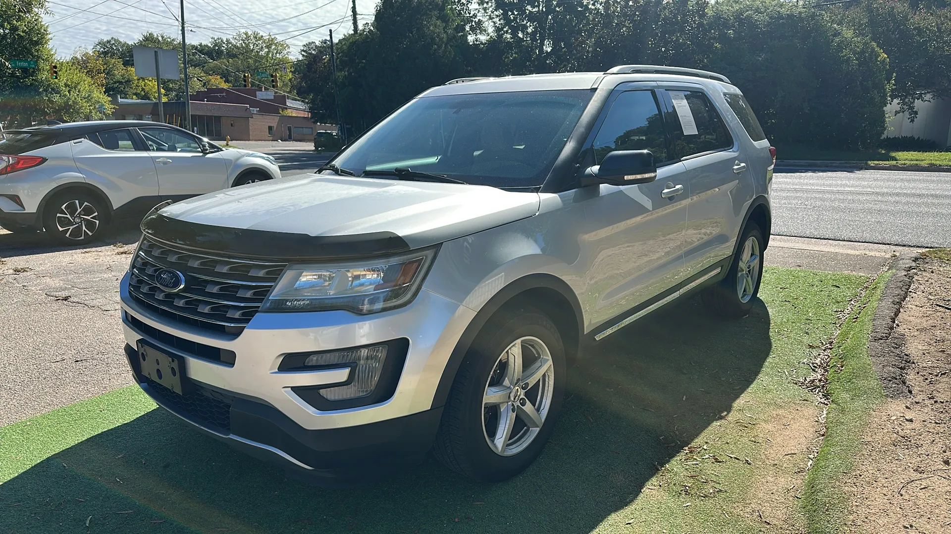 Used 2016 Ford Explorer XLT AWD/4WD image 3