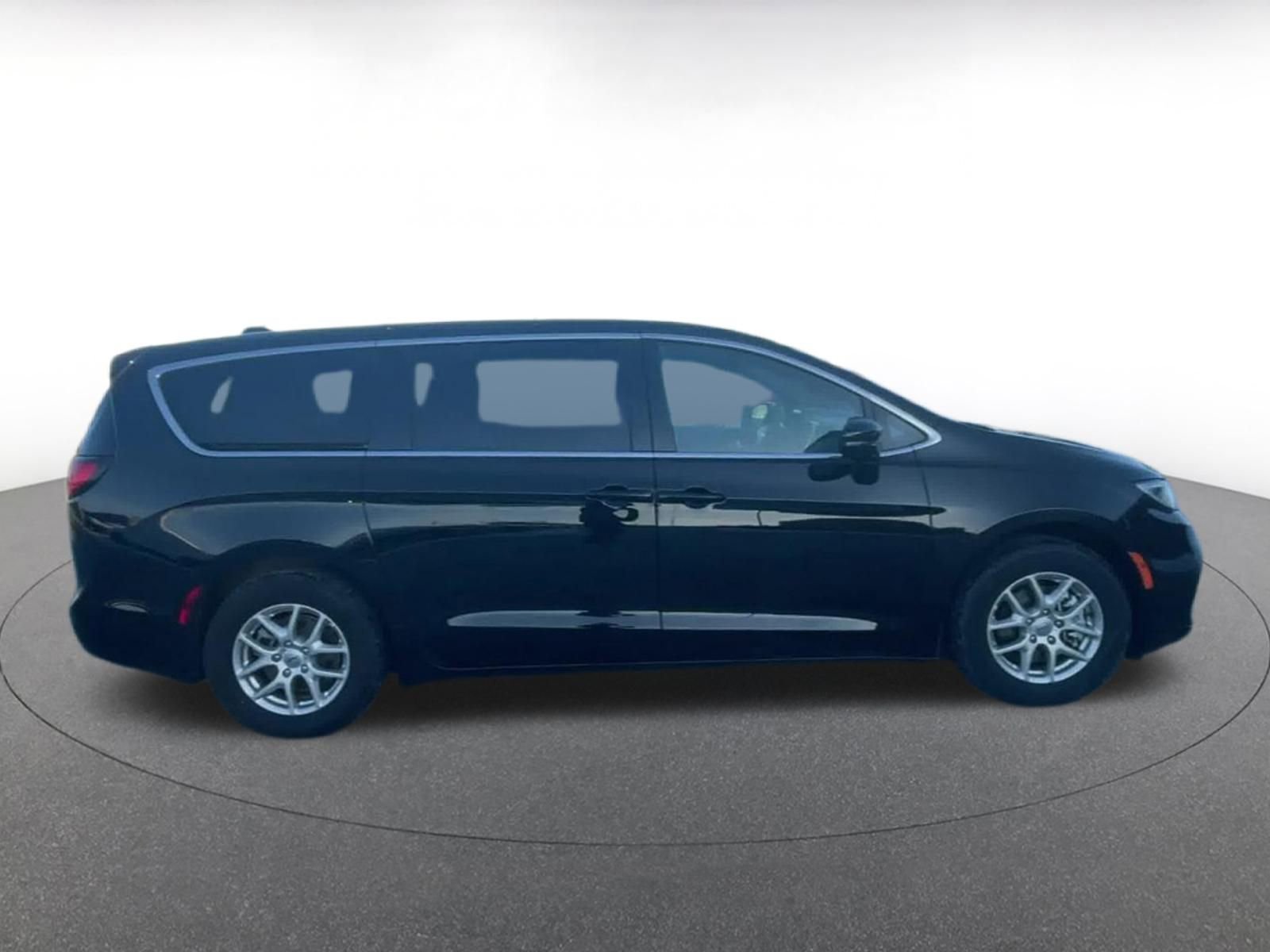 Used 2025 Chrysler Pacifica Select image 15