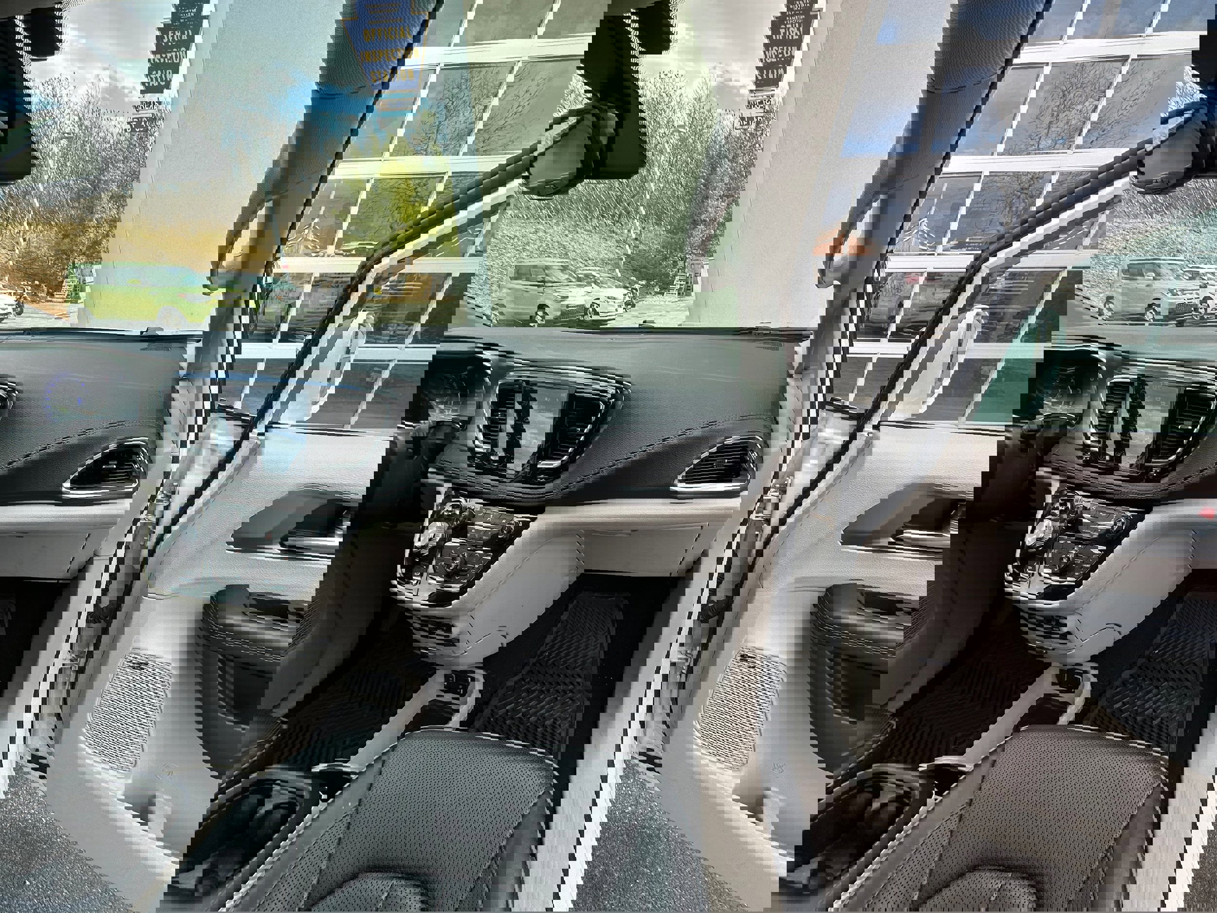 Used 2018 Chrysler Pacifica Limited image 27