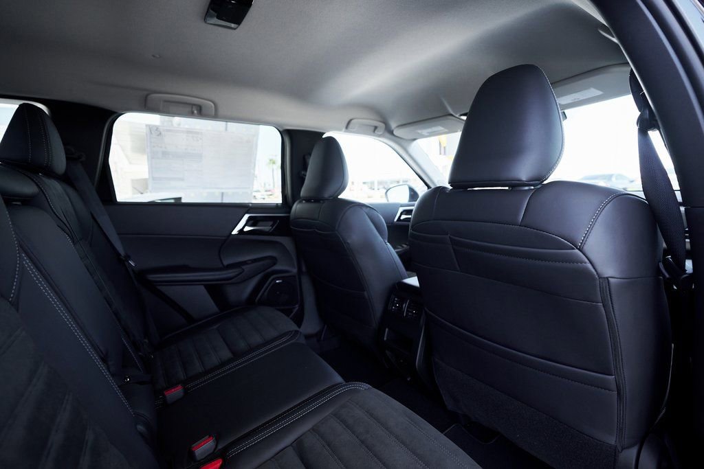 Used 2025 Mitsubishi Outlander SE image 25