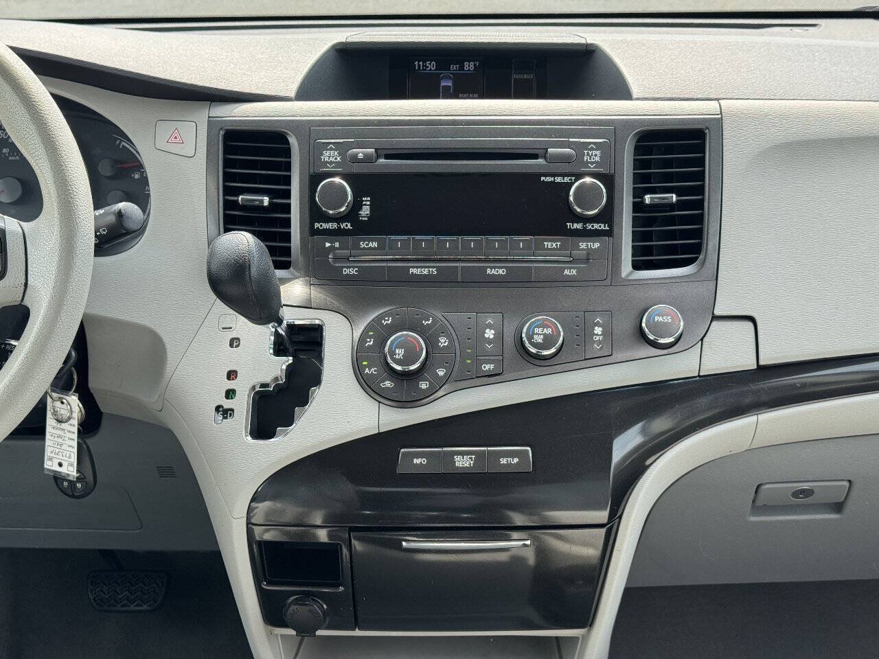 Used 2011 Toyota Sienna LE w/ Towing Pkg FWD image 14