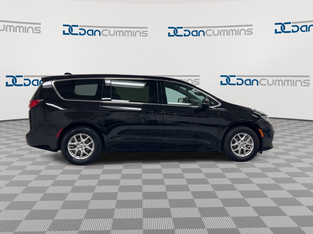 Used 2025 Chrysler Pacifica Select FWD image 9