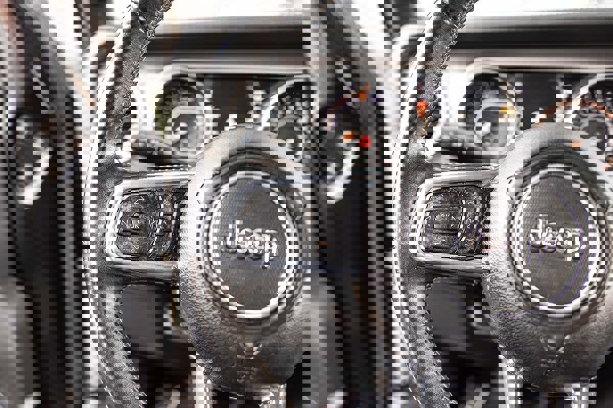 Used 2018 Jeep Wrangler Unlimited Sahara image 23