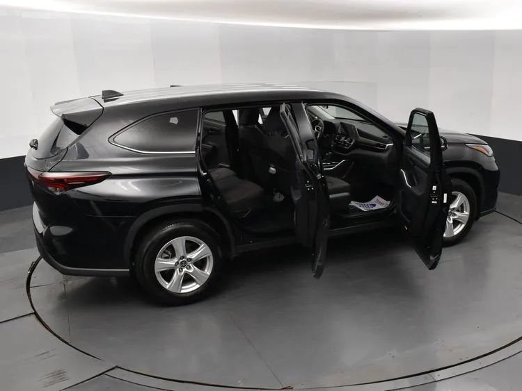 Used 2025 Toyota Highlander LE FWD image 6