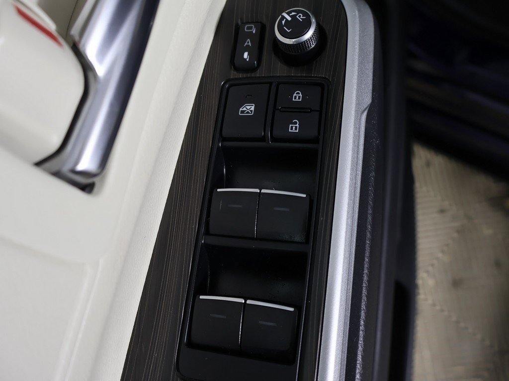 Used 2022 Toyota Sienna Limited image 38