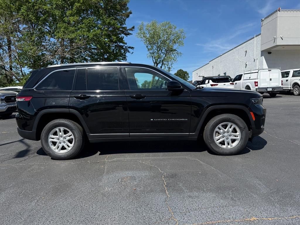 Used 2022 Jeep Grand Cherokee Laredo w/ Luxury Tech Group I image 3