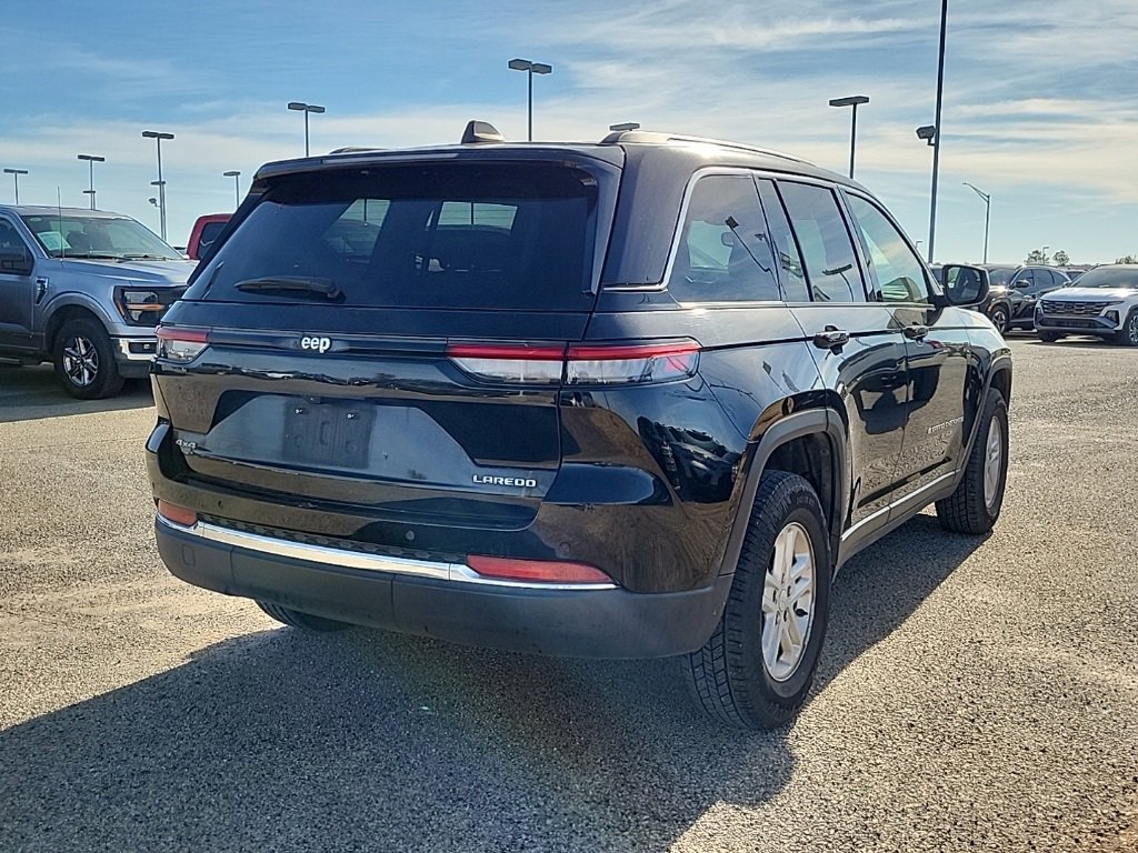 Used 2023 Jeep Grand Cherokee Laredo image 3