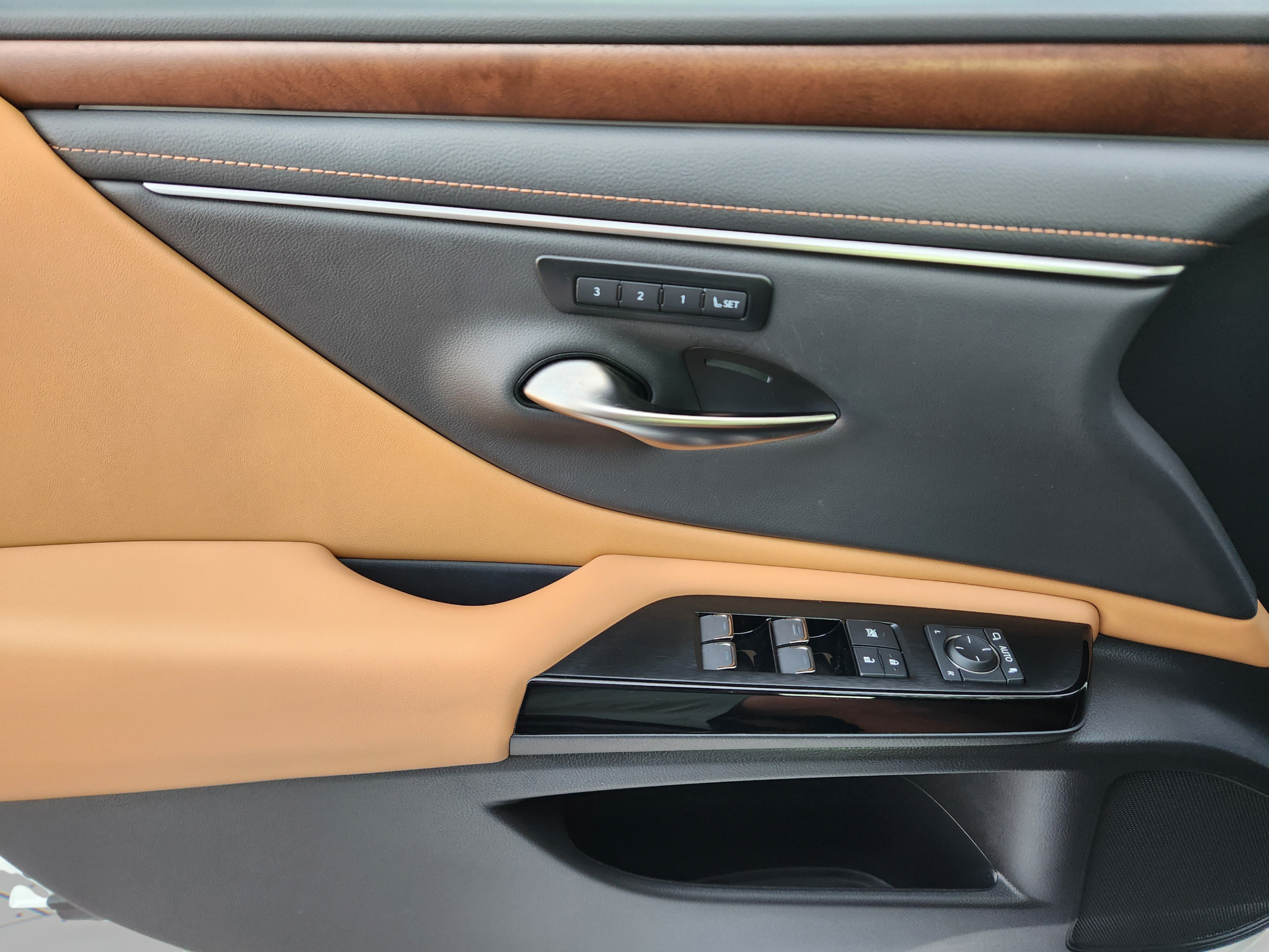 Certified 2025 Lexus ES 350 w/ Premium Package FWD image 23