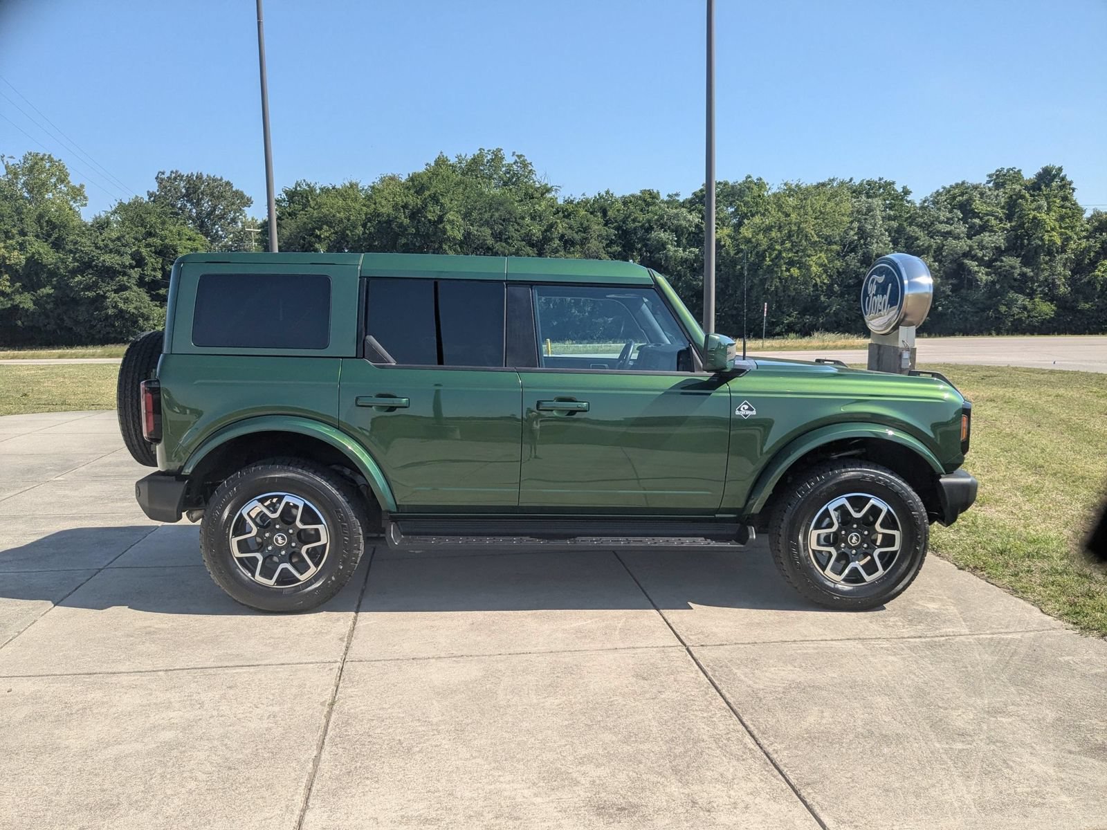 Used 2025 Ford Bronco Outer Banks AWD/4WD image 2