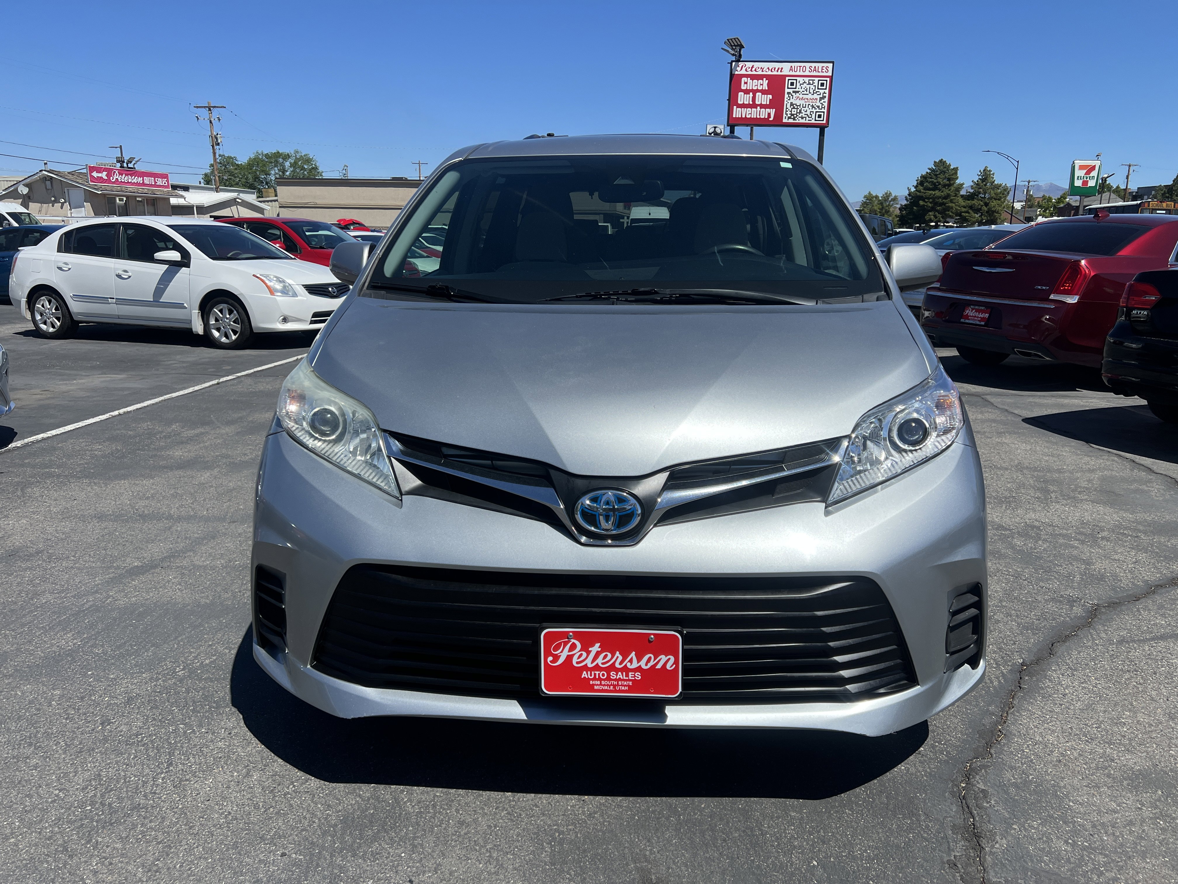 Used 2018 Toyota Sienna LE w/ Carpet Mat Package FWD image 2