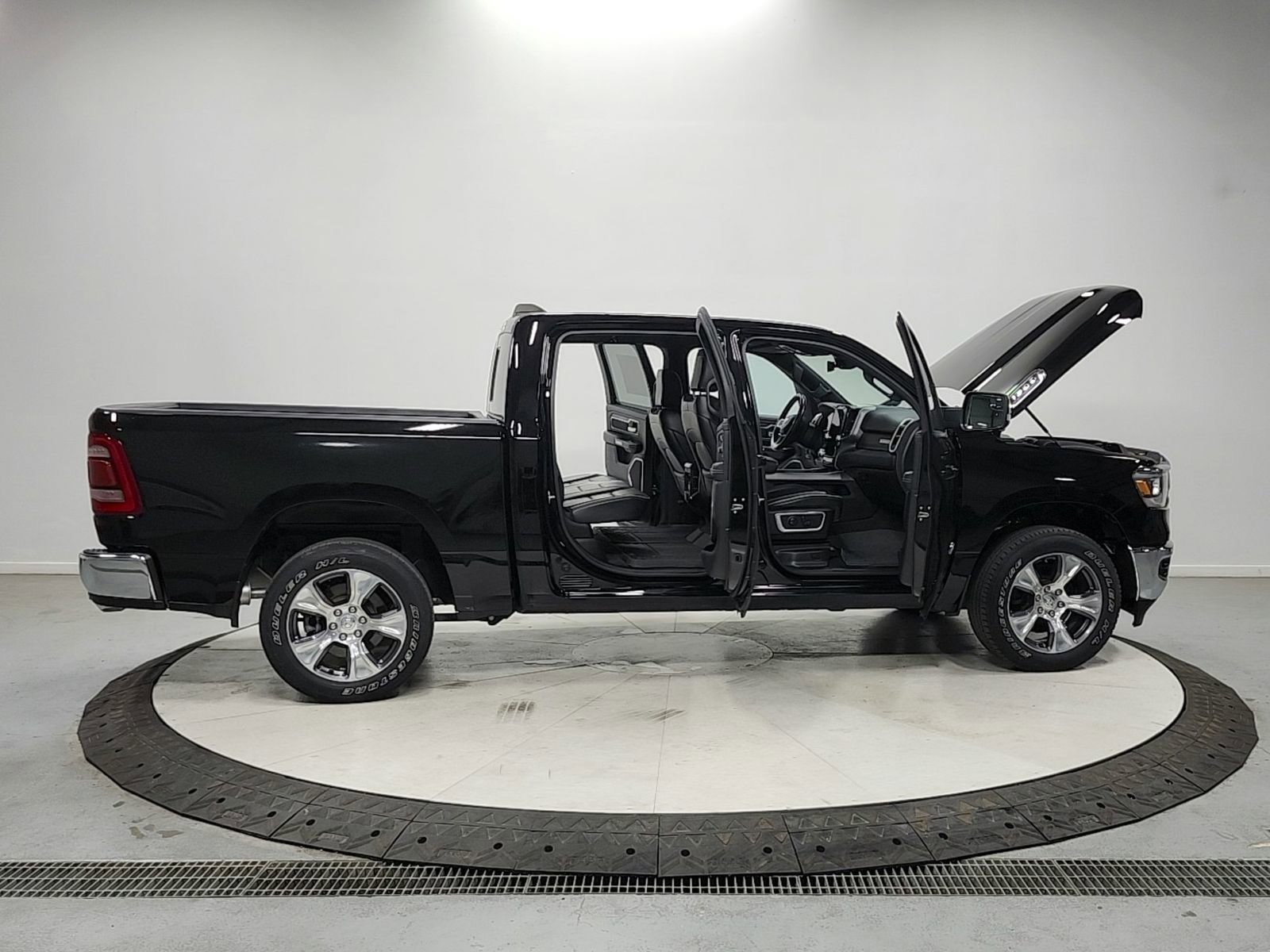 Used 2023 RAM 1500 Laramie AWD/4WD image 16