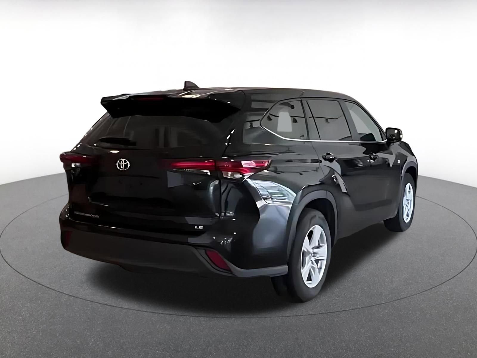 Used 2025 Toyota Highlander LE FWD image 12