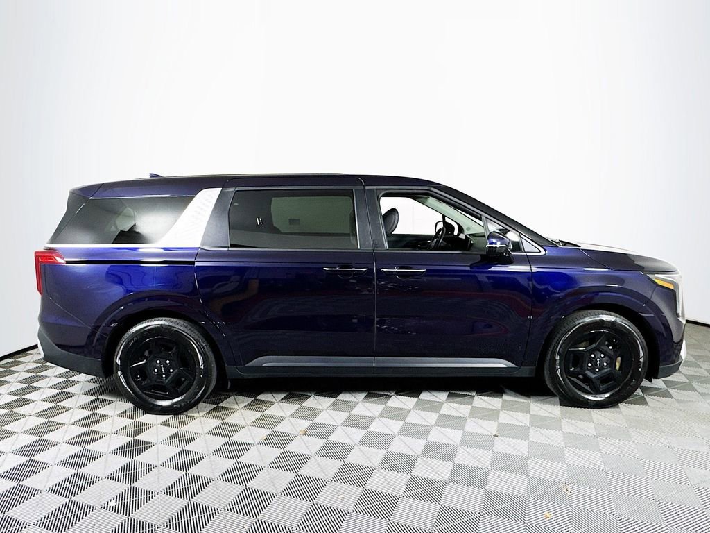 Used 2025 Kia Carnival FWD image 8