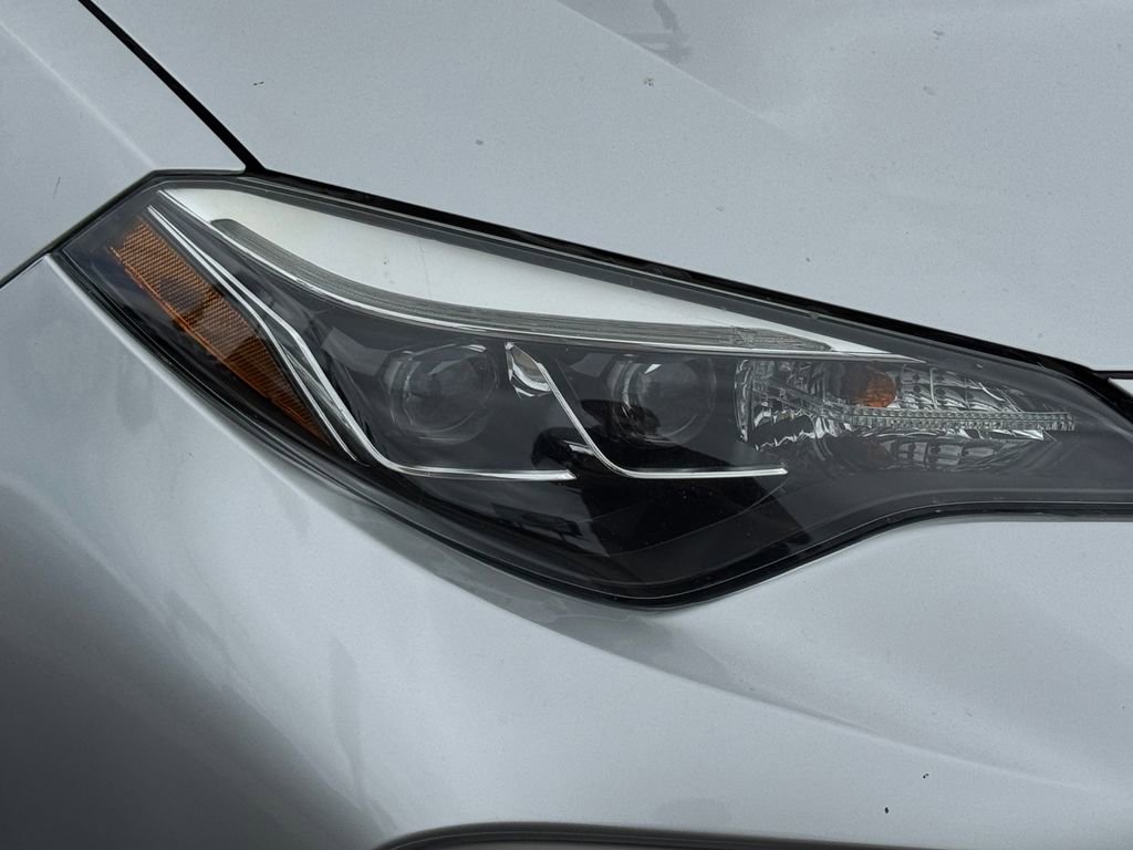 Used 2017 Toyota Corolla SE w/ SE Premium Package FWD image 3