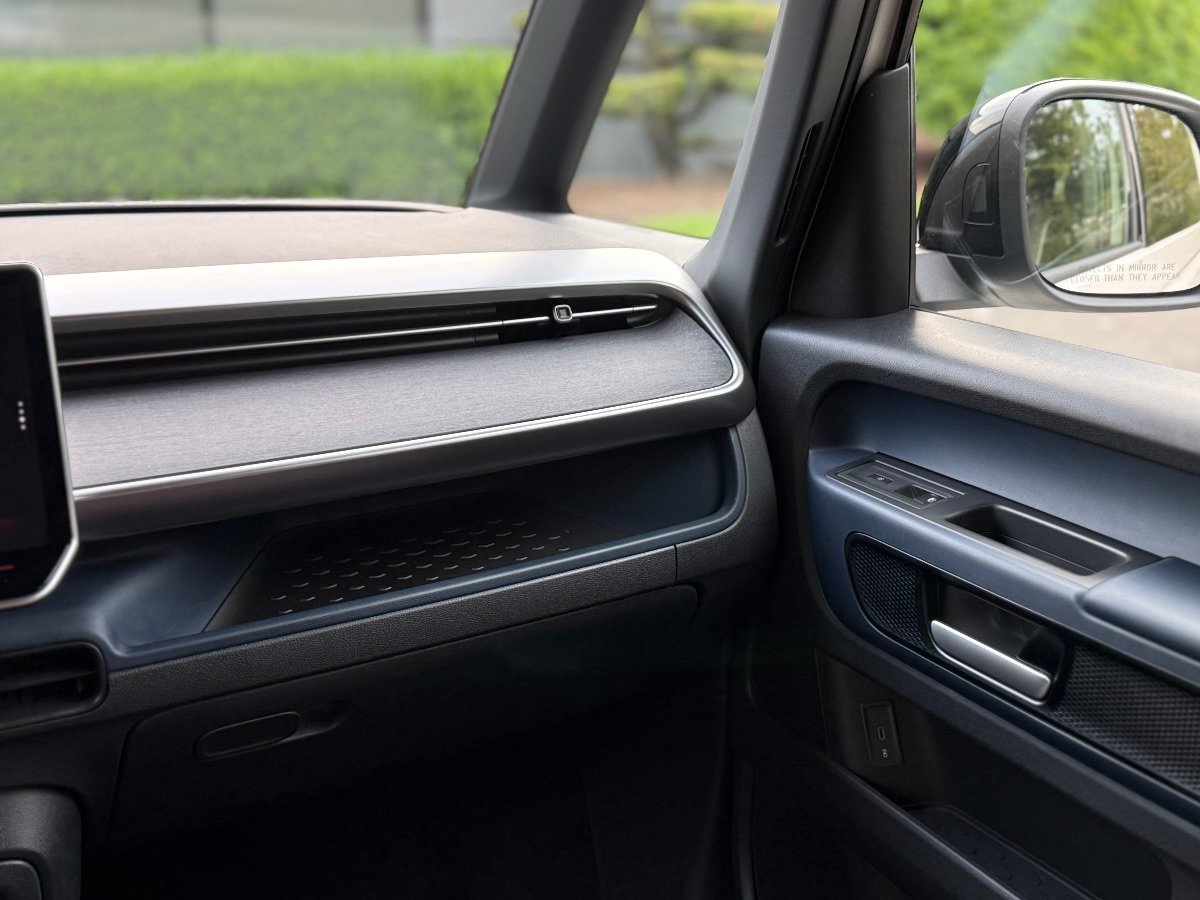 Used 2025 Volkswagen ID. Buzz Pro S RWD image 21