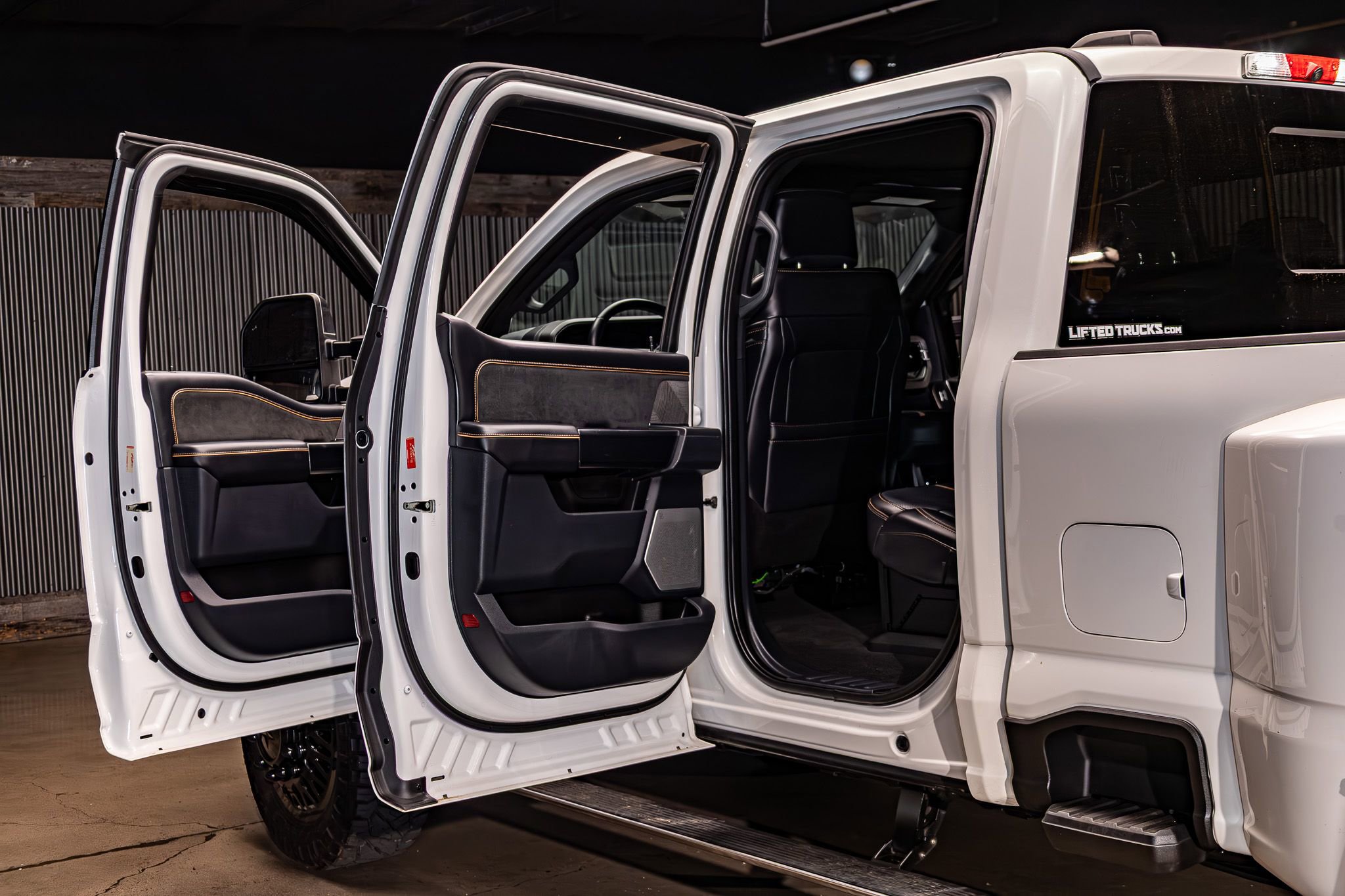 Used 2023 Ford F450 Platinum w/ FX4 Off-Road Package image 28