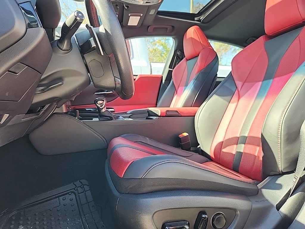 Used 2022 Lexus ES 300h F Sport image 2