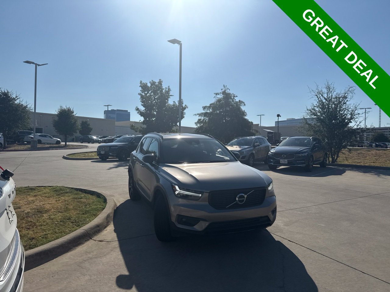 Used 2022 Volvo XC40 T4 R-Design FWD image 5