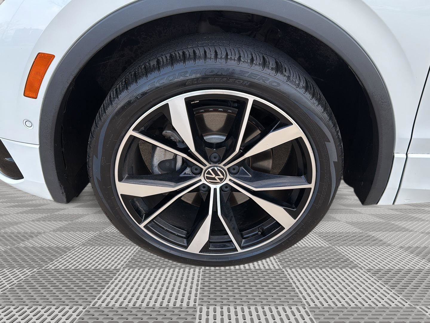 Used 2022 Volkswagen Tiguan SEL R-Line image 9