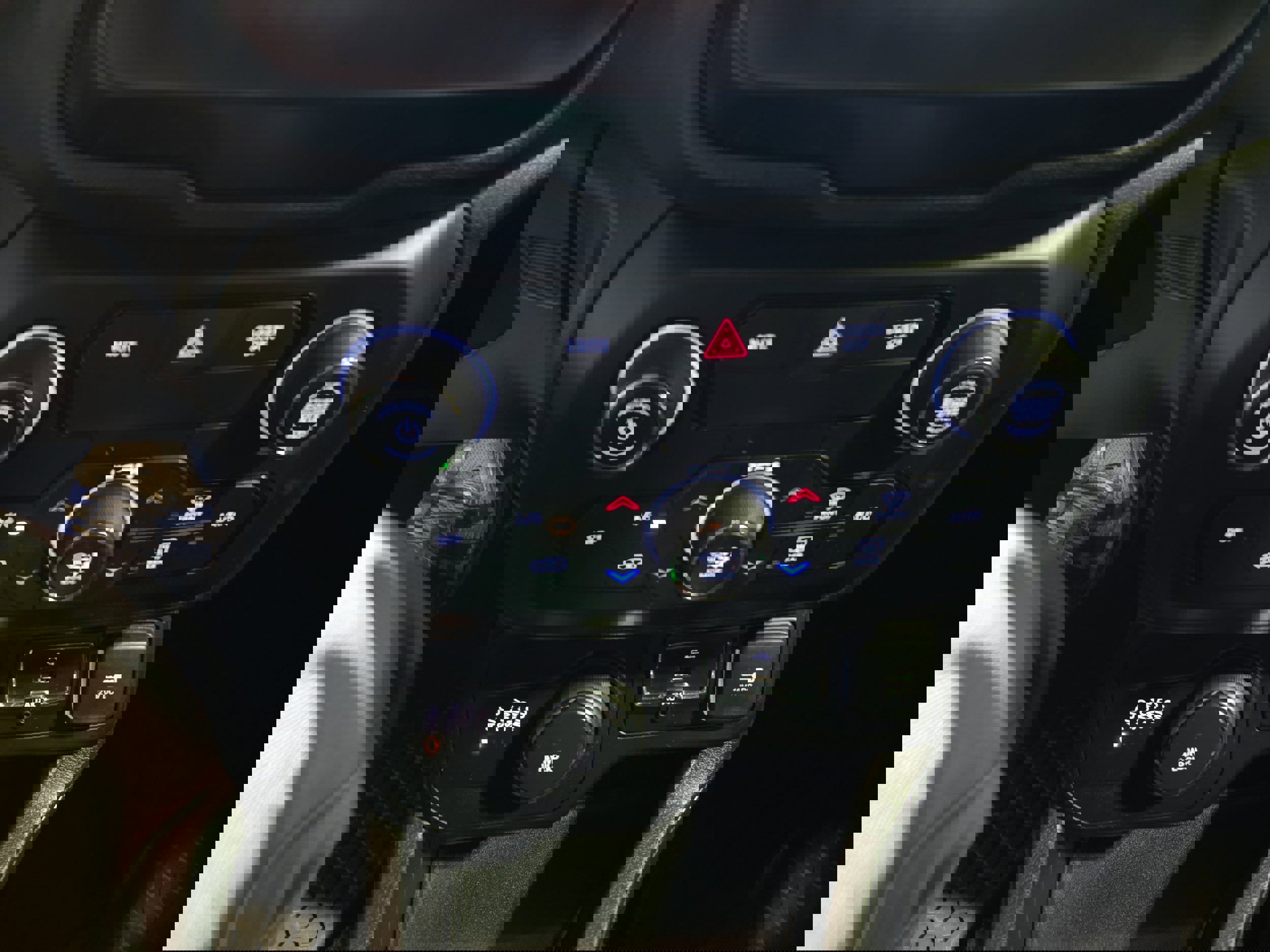 Used 2018 Jeep Renegade Latitude w/ Cold Weather Group image 18