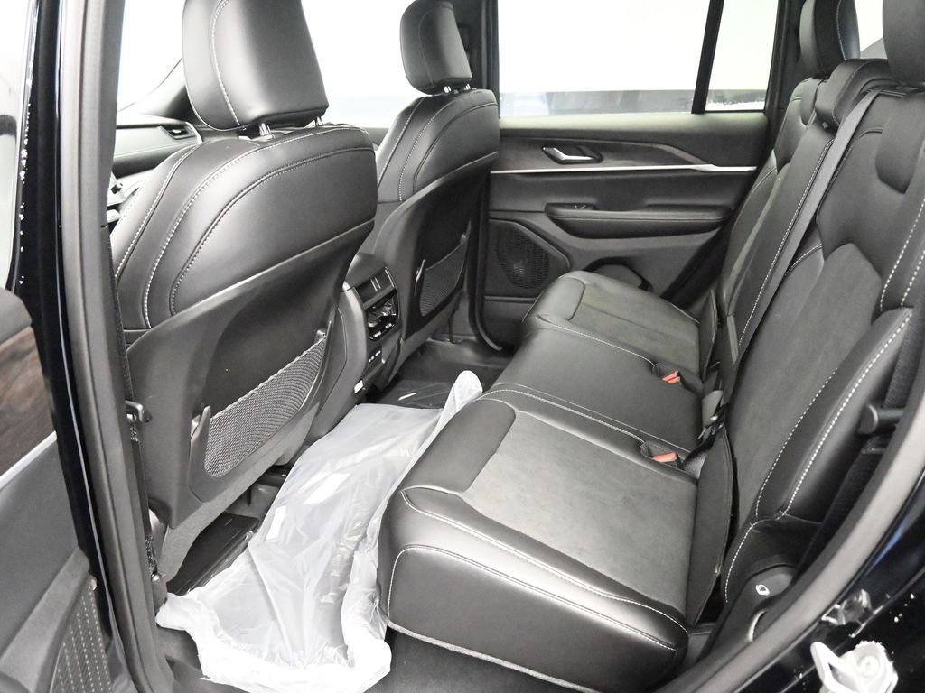 New 2026 Jeep Grand Cherokee Altitude image 11