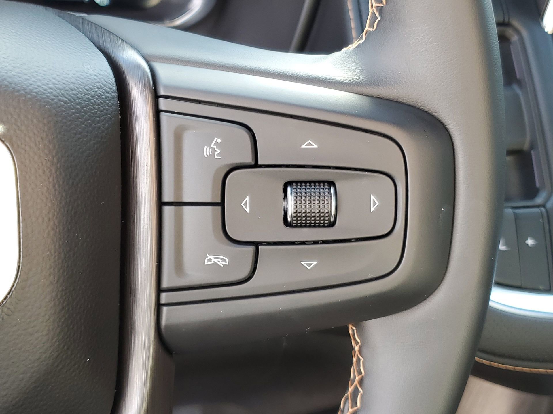 Used 2024 GMC Yukon AT4 w/ Technology Package image 27