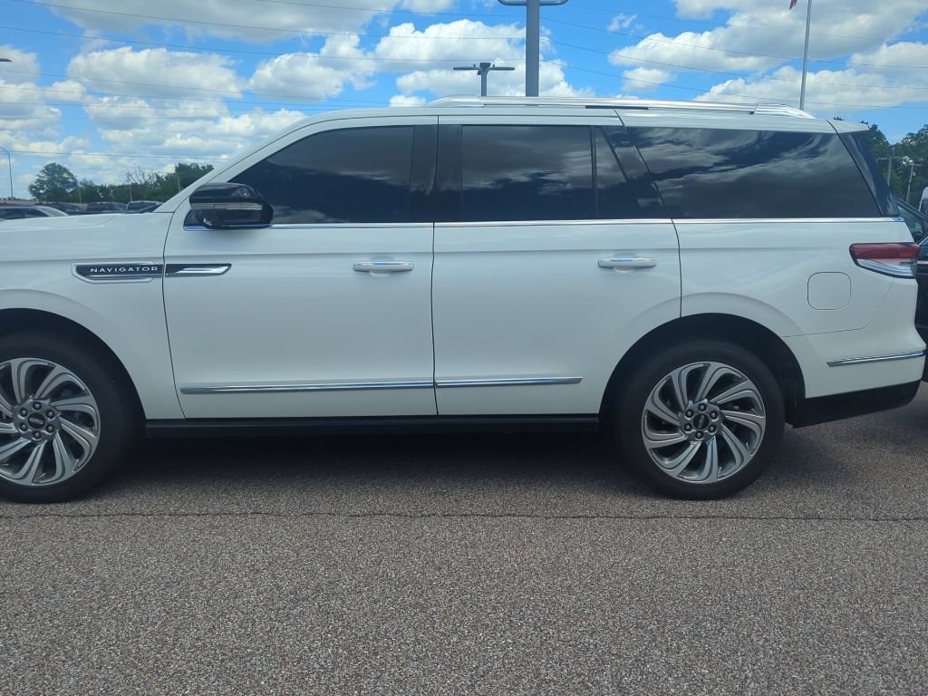 Used 2024 Lincoln Navigator Reserve AWD/4WD image 5
