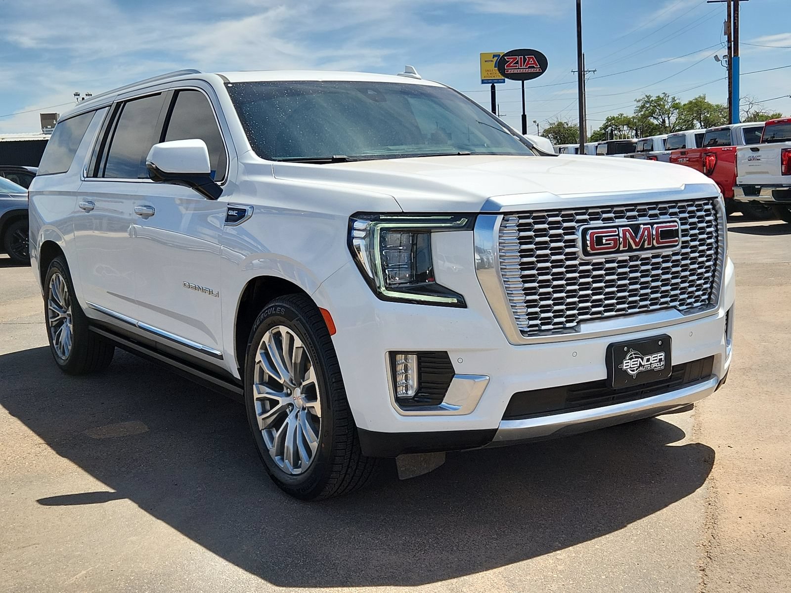 Used 2022 GMC Yukon XL Denali w/ Denali Ultimate Package AWD/4WD image 5