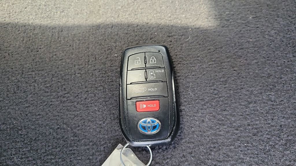 Certified 2024 Toyota Sienna XLE FWD image 25
