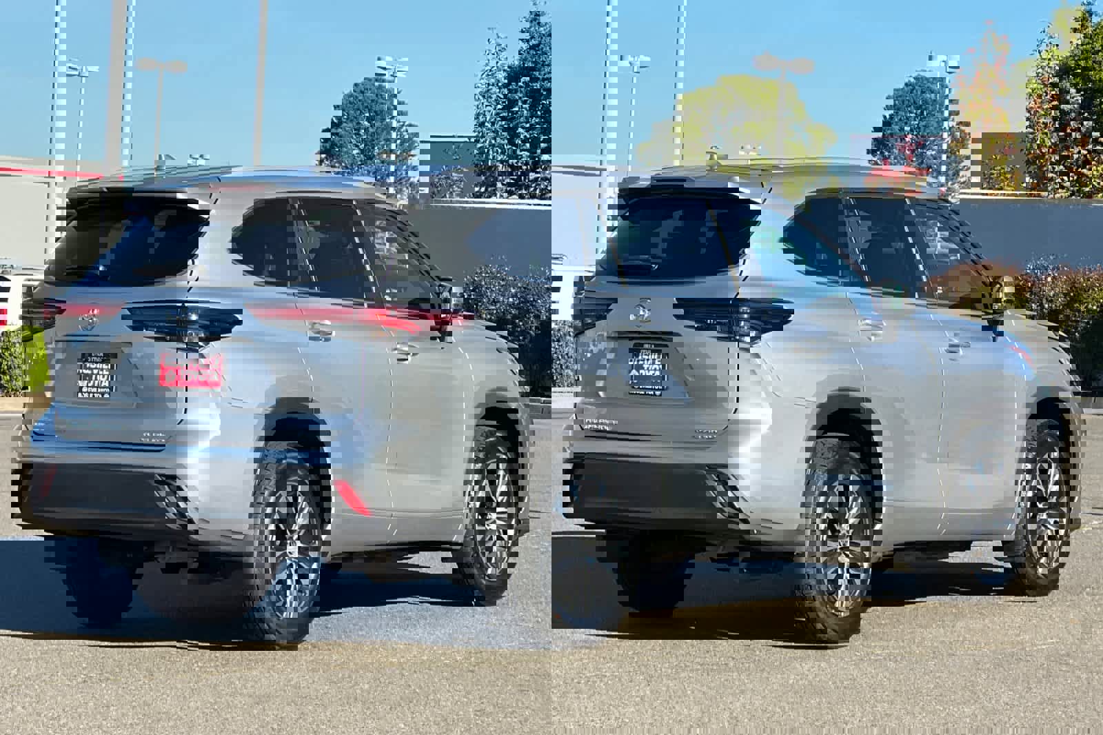 Used 2023 Toyota Highlander XLE image 2