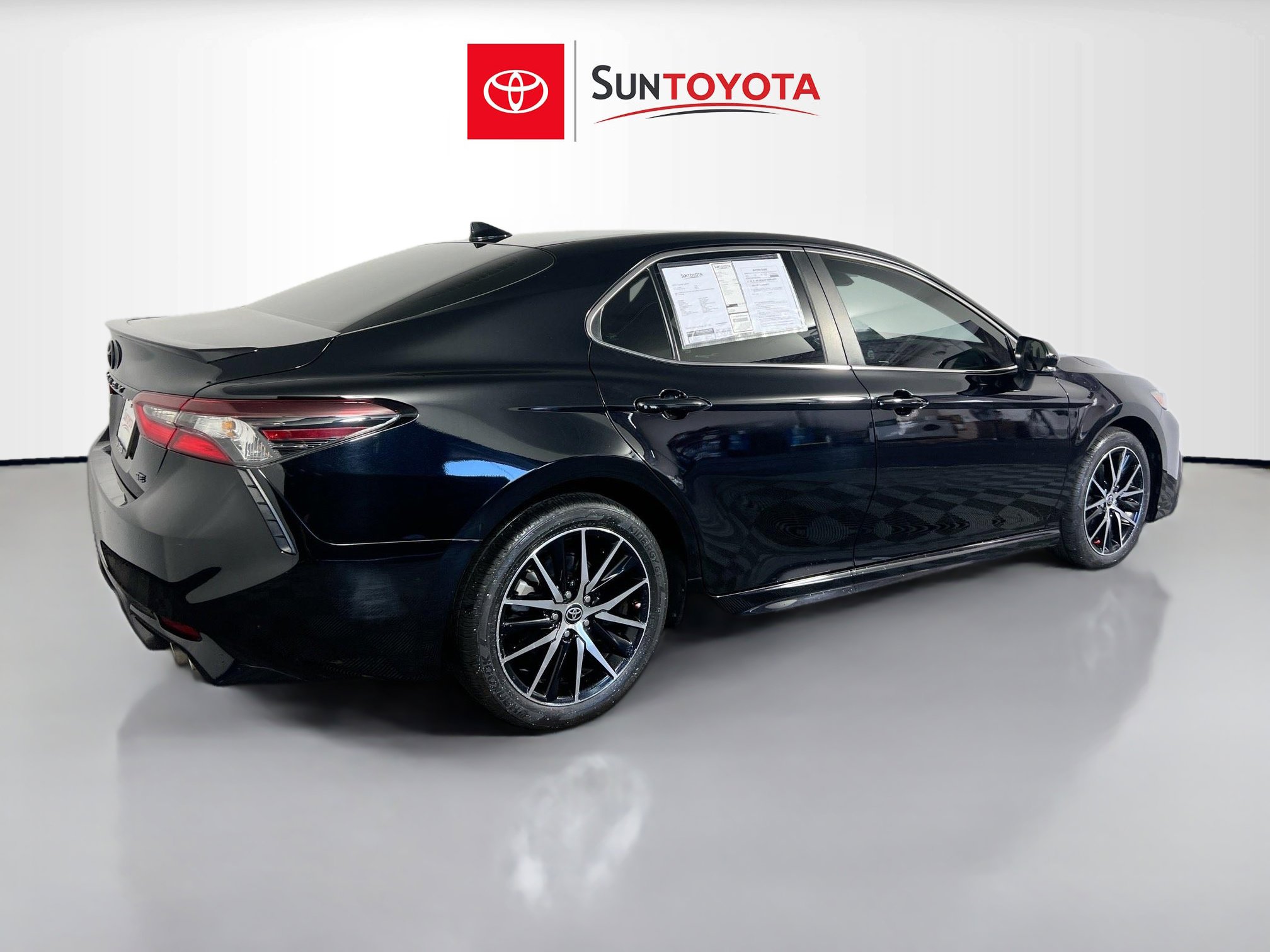 Used 2023 Toyota Camry SE image 4