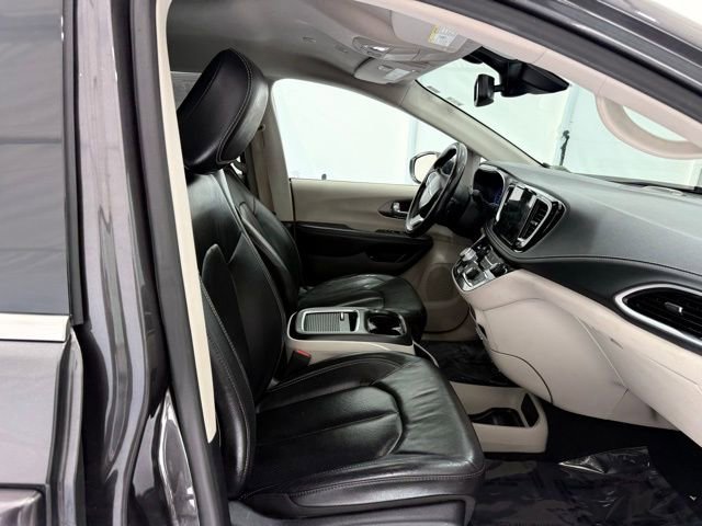 Used 2022 Chrysler Pacifica Touring-L image 35