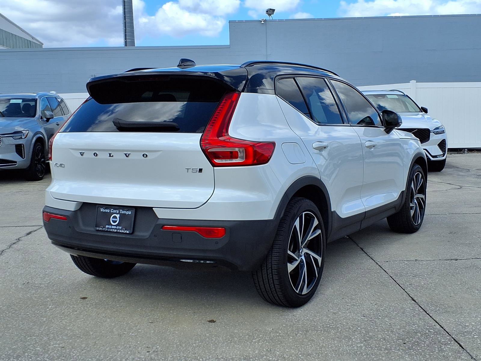 Used 2022 Volvo XC40 T5 R-Design w/ Advanced Package image 7