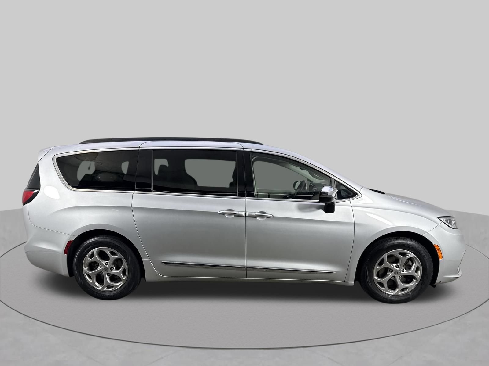 Used 2023 Chrysler Pacifica Limited FWD image 37