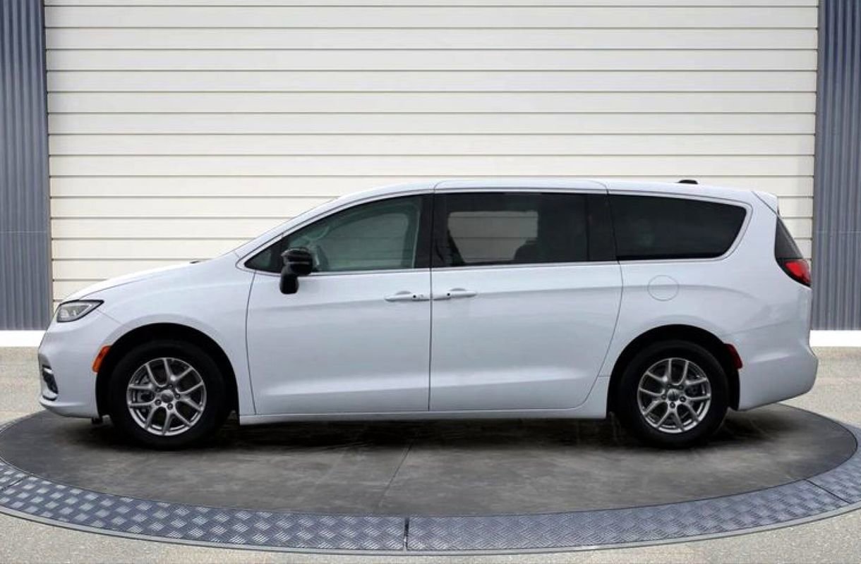 Used 2024 Chrysler Pacifica Touring-L FWD image 4