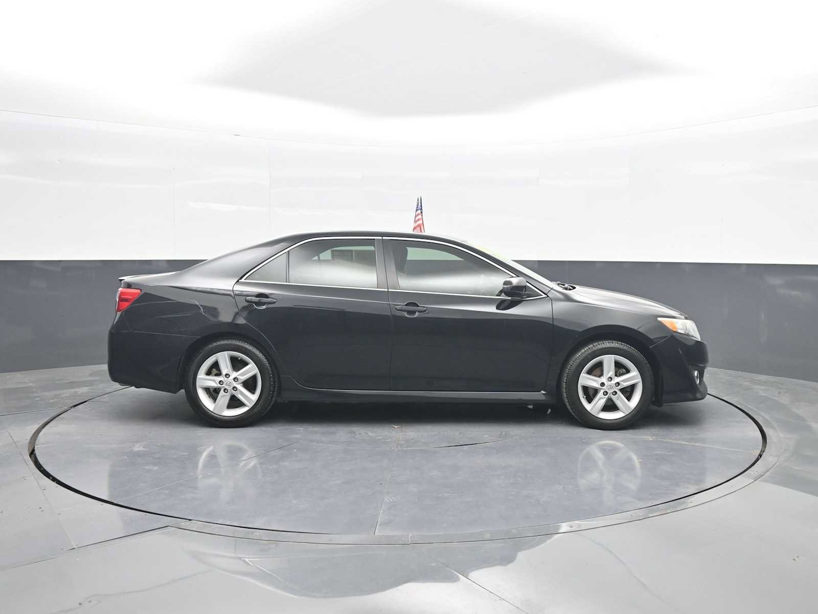Used 2014 Toyota Camry SE FWD image 9
