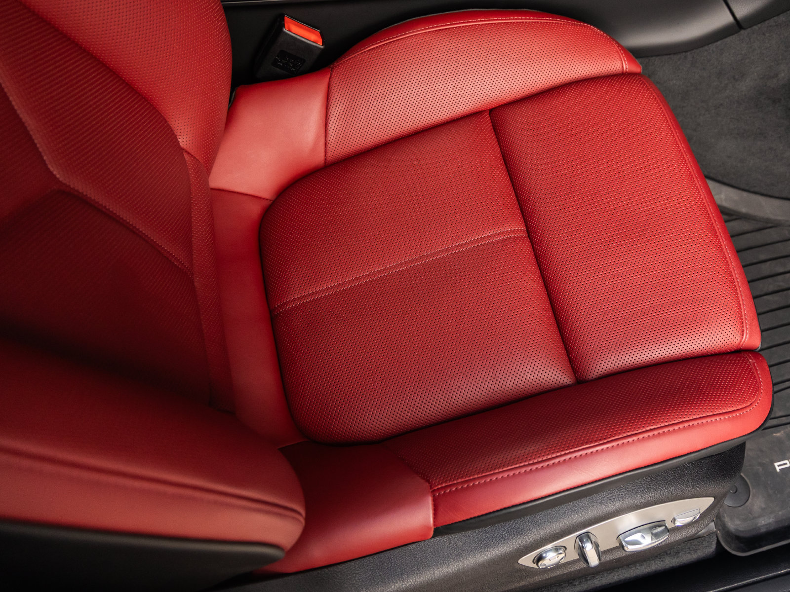 Certified 2025 Porsche Macan w/ Premium Package Plus AWD/4WD image 44