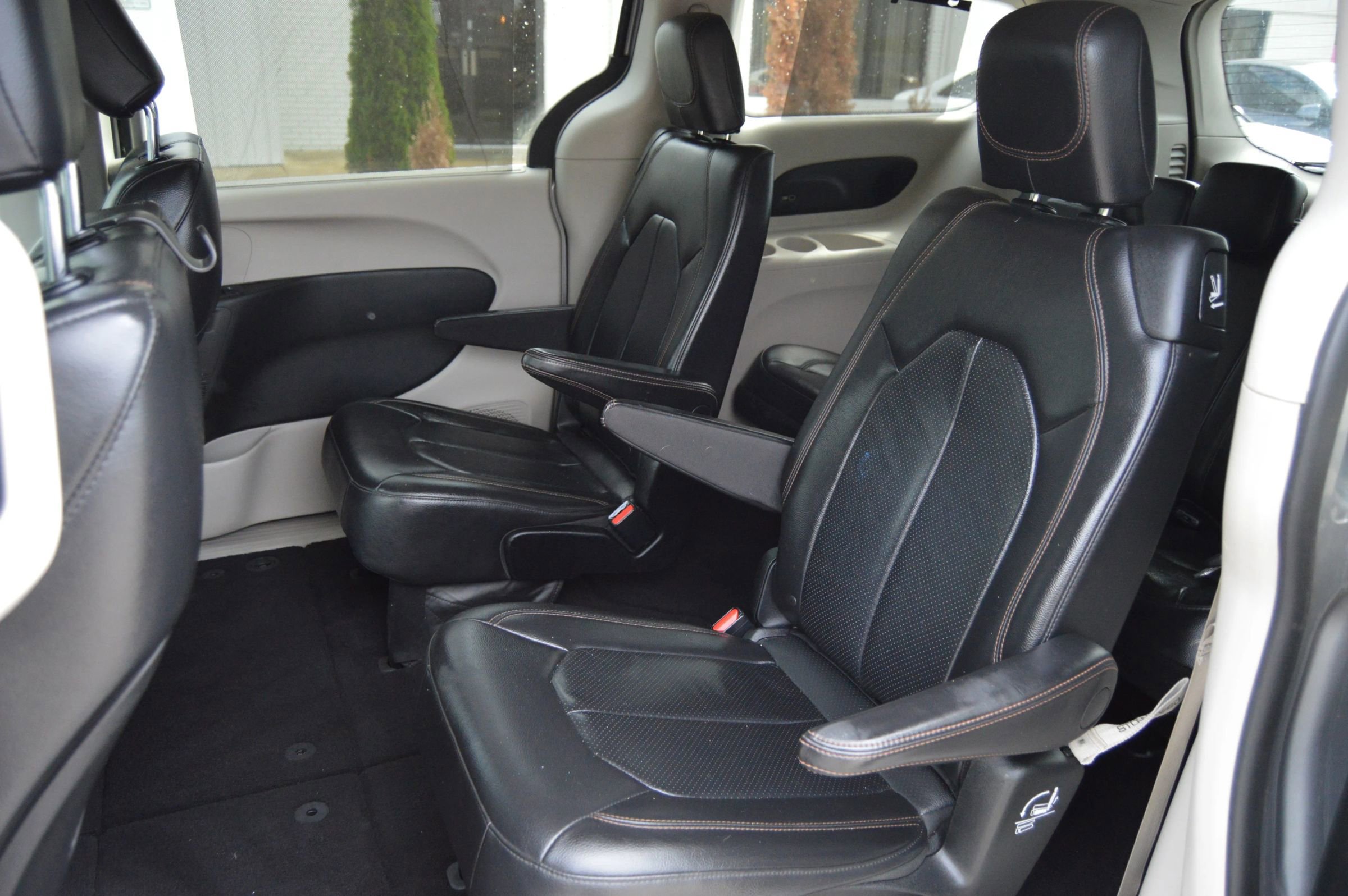 Used 2018 Chrysler Pacifica Touring-L w/ Advanced Safetytec Group FWD image 18