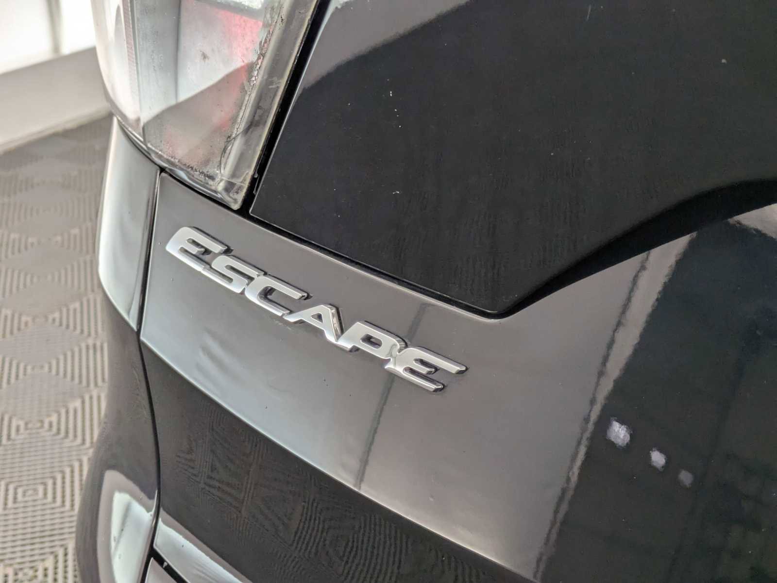Used 2018 Ford Escape Titanium w/ Ford Safe & Smart Package image 13