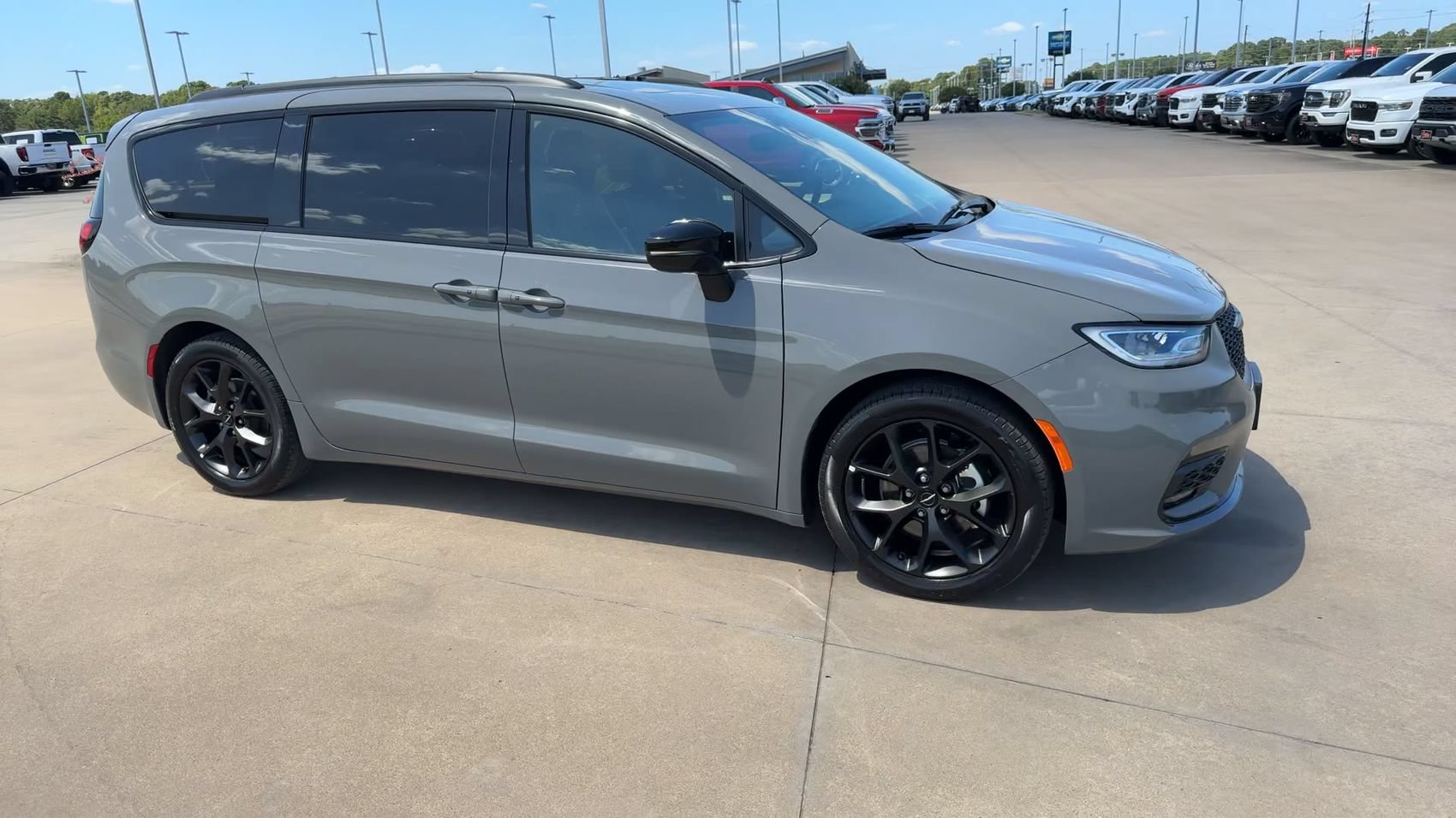 Used 2025 Chrysler Pacifica Limited FWD image 3