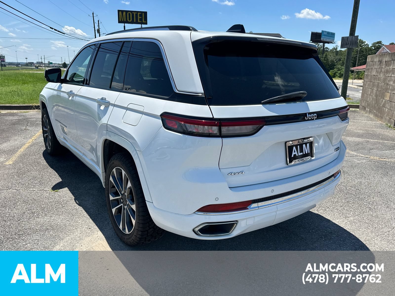 Used 2023 Jeep Grand Cherokee Overland AWD/4WD image 8