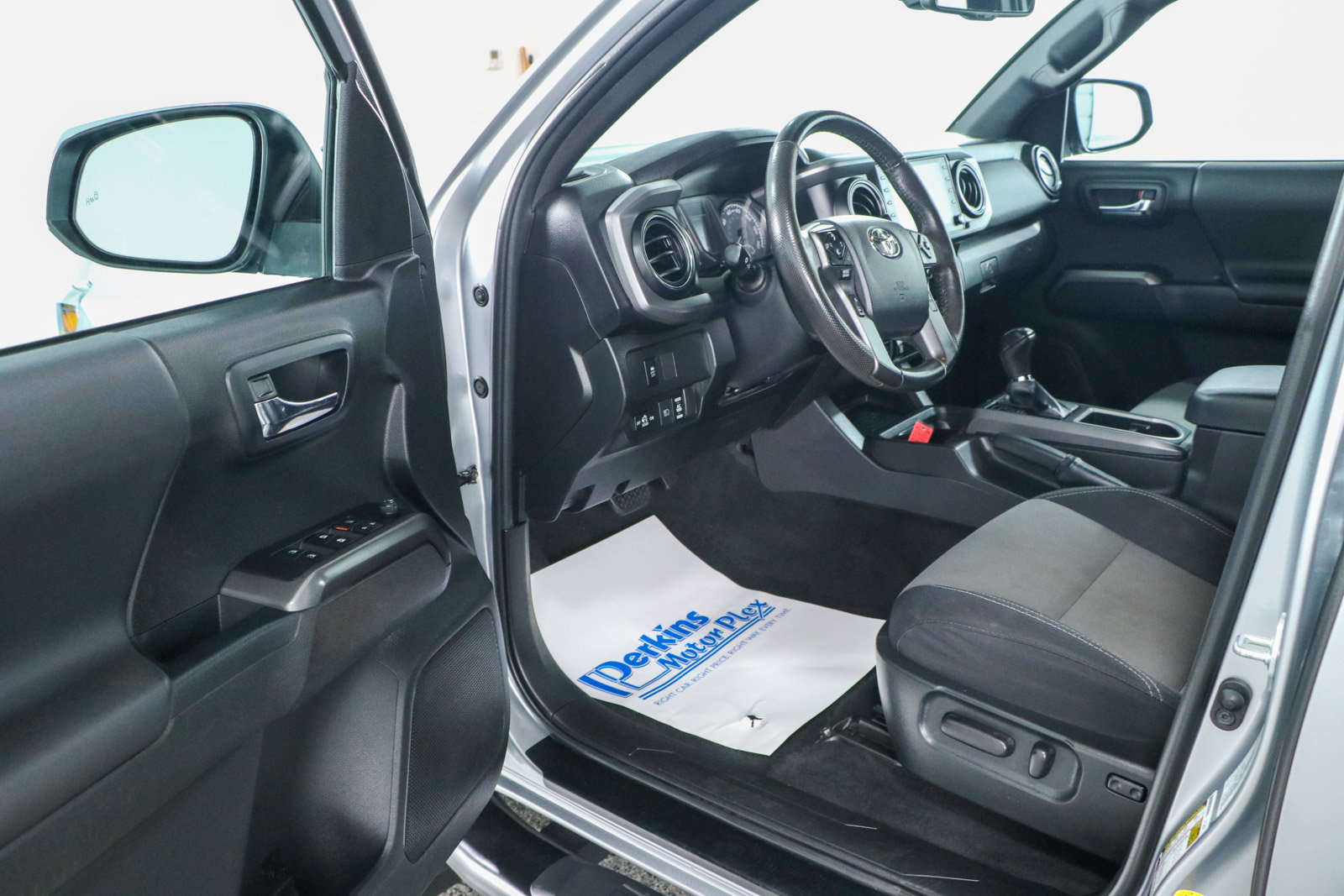 Used 2022 Toyota Tacoma TRD Sport w/ Technology Package AWD/4WD image 3