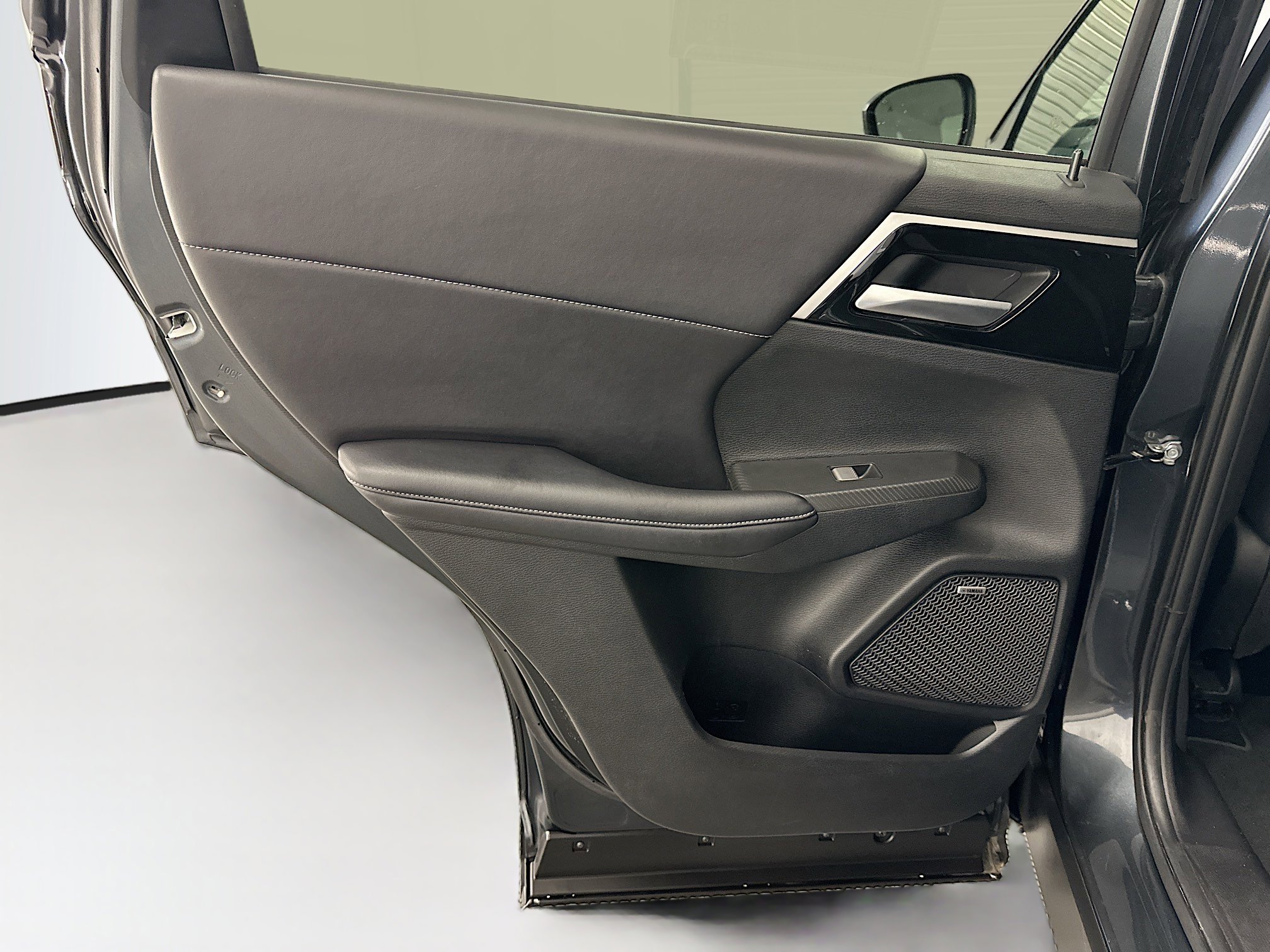 Used 2025 Mitsubishi Outlander SE image 27